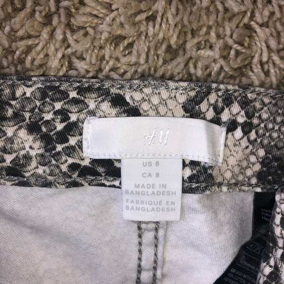 Snakeskin patterned shorts - Picture 3 of 3